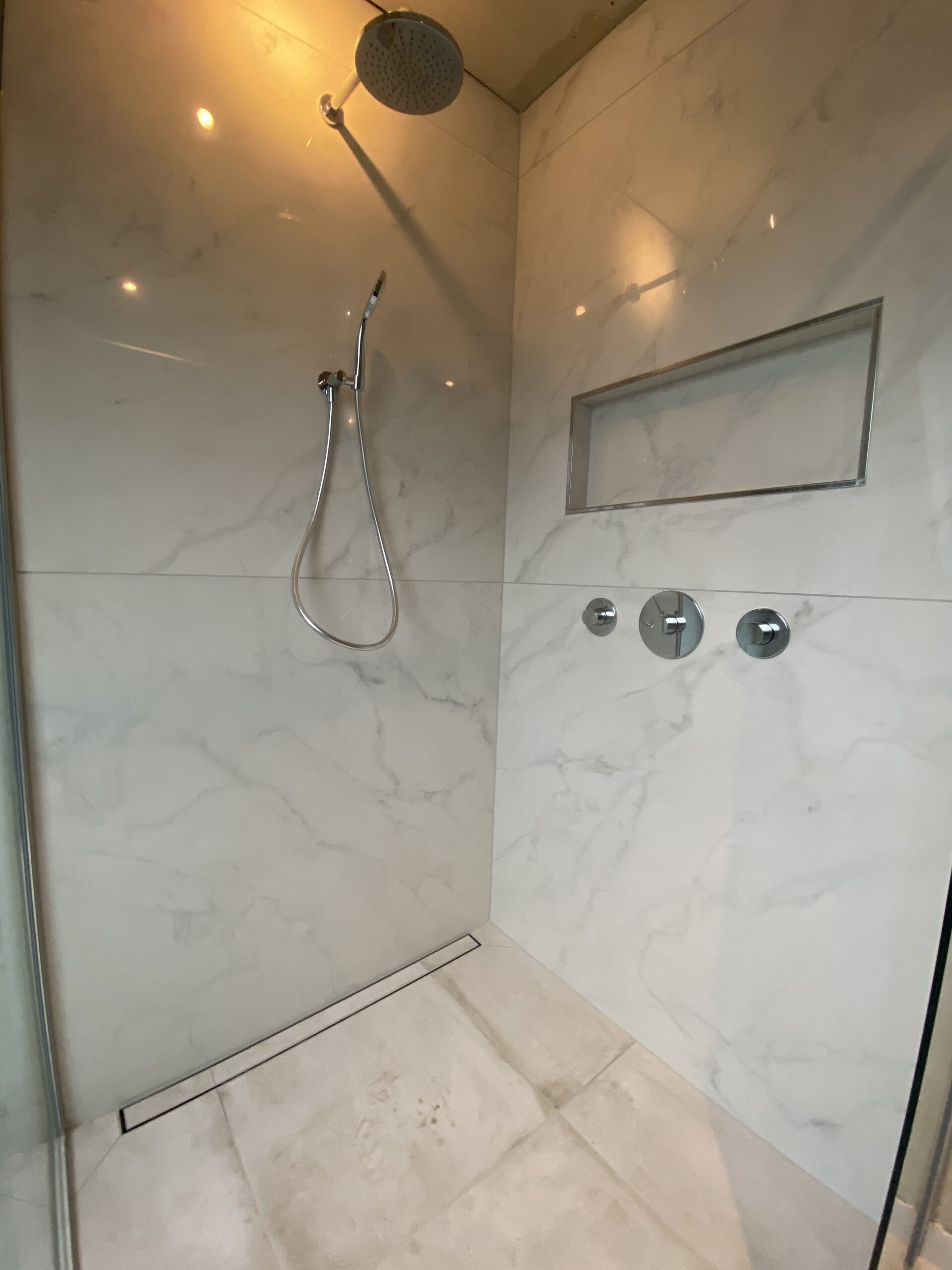 radiator Verscheidenheid Whirlpool Luxe badkamer met XXL tegels - Van de Bilt & Heubacher |  Tegelzettersbedrijf - Harmelen - Utrecht